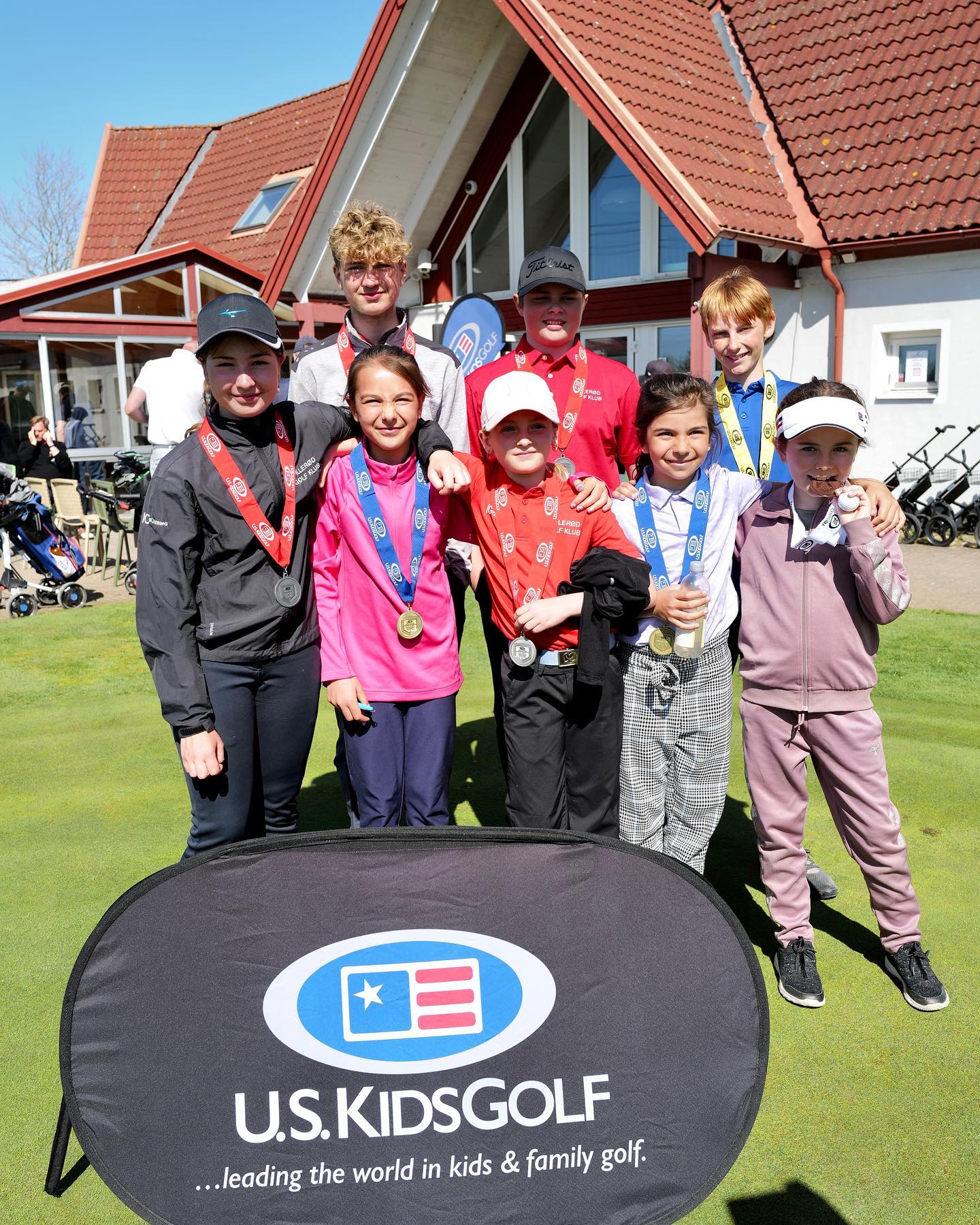 I søndags havde vi 10 #hgkjuniorer som spillede på den anden side af Øresundsbroen til Copenhagen Local Tour som afholdes af @uskidsgolfdenmark Tak for en hyggelig dag ⛳️🇸🇪 
#hgkjunior #juniorturnering #juniortävling #uskidsgolf #uskidsgolfdenmark #copenhagenlocaltour #juniorgolfers #golfaddicted #golfdk #hillerødgolf #hintongolf #hintongolfklubb #svenskgolf